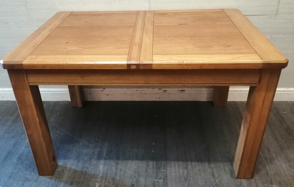 GOOD QUALITY OAK EXTENDING DINING TABLE