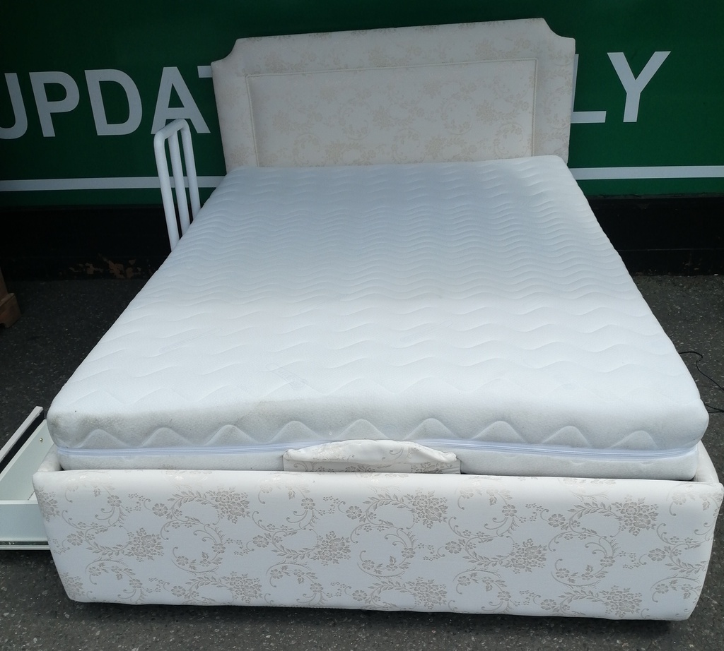STUNNING 4FT 6" ADJUSTABLE ELECTRIC BED