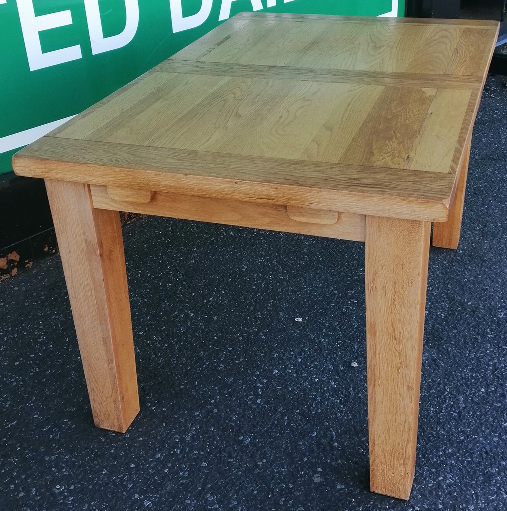 QUALITY OAK EXTENDING DINING TABLE